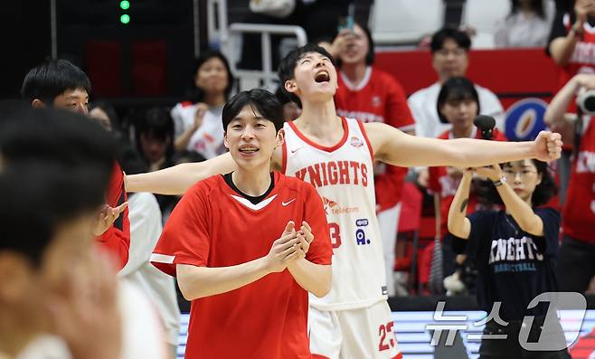 29일 오후 경기 수원시 권선구 수원KT소닉붐아레나에서 열린 '2024-2025 KCC 프로농구' 4강 플레이오프 4차전, 수원 KT와 서울 SK의 경기에서 승리를 거둔 SK 선수들이 기뻐하고 있다. 이날 경기는 서울 SK가 69대57으로 승리했다. 2025.4.29/뉴스1 ⓒ News1 김영운 기자