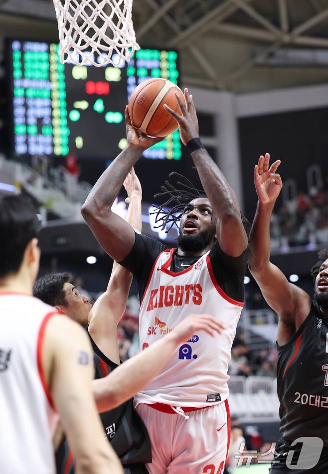29일 오후 경기 수원시 권선구 수원KT소닉붐아레나에서 열린 '2024-2025 KCC 프로농구' 4강 플레이오프 4차전, 수원 KT와 서울 SK의 경기에서 SK 워니가 슛을 하고 있다. 2025.4.29/뉴스1 ⓒ News1 김영운 기자