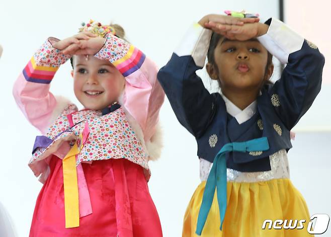 설 명절을 앞둔 21일 울산시 동구 현대외국인학교에서 열린 '설 명절 전통문화 체험' 행사에서 한복을 입은 외국인 학생들이 세배를 배우고 있다. 2020.1.21/뉴스1 ⓒ News1 윤일지 기자