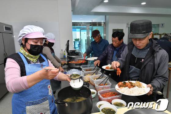 강원 정선군 농번기 마을공동급식 자료사진. (재판매 및 DB금지)/뉴스1