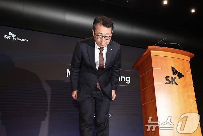 유영상 SK텔레콤 대표이사가 2일 오전 서울 중구 SK텔레콤 T타워에서 열린 사이버 침해 관련 일일 브리핑에서 고개 숙여 사과하고 있다. 2025.5.2/뉴스1 ⓒ News1 오대일 기자