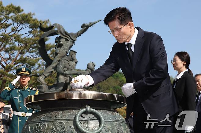 김문수 국민의힘 대통령 후보가 4일 오전 서울 동작구 국립서울현충원 현충탑에서 분향하고 있다. 2025.5.4/뉴스1 ⓒ News1 안은나 기자