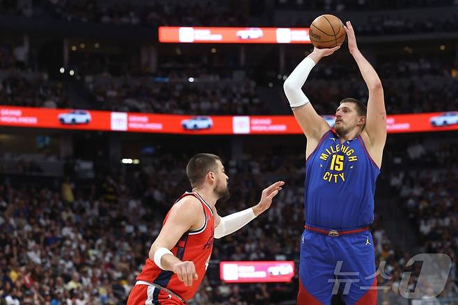 NBA 덴버의 요키치(오른쪽)가 4일(한국시간) LA 클리퍼스와 경기에서 슛을 쏘고 있다. ⓒ AFP=뉴스1