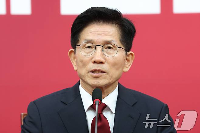 김문수 국민의힘 대통령 후보가 4일 오전 서울 여의도 국회에서 열린 선거대책위원회 회의에 참석해 발언하고 있다. 2025.5.4/뉴스1 ⓒ News1 이광호 기자