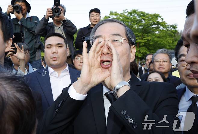 한덕수 전 국무총리가 2일 오후 광주시 국립5.18민주묘역에 참배하려다 시민단체 반발로 입장이 막히자 "나도 호남사람입니다＂라고 외치고 있다. 2025.5.2/뉴스1 ⓒ News1 김태성 기자