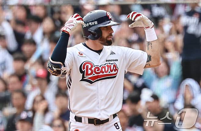 27일 서울 송파구 잠실야구장에서 열린 프로야구 '2025 신한 SOL 뱅크 KBO리그' 롯데 자이언츠와 두산 베어스의 경기, 4회말 무사 1루 상황에서 두산 케이브가 안타를 치고 기뻐하고 있다. 2025.4.27/뉴스1 ⓒ News1 김도우 기자