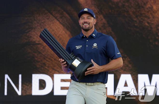 4일 인천 연수구 잭니클라우스 골프클럽에서 열린 LIV골프 코리아 파이널라운드에서 개인 우승을 차지한 크러셔스 GC의 브라이슨 디섐보가 포디움에 오르고 있다. 2025.5.4/뉴스1 ⓒ News1 박정호 기자