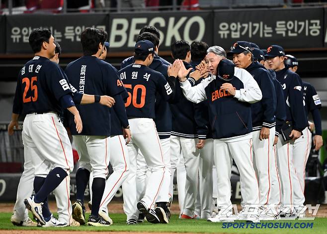 2일 광주KIA챔피언스필드에서 열린 한화와 KIA의 경기, 한화가 연장 승부 끝 3대2로 승리하며 5연승을 달렸다. 선수들이 김경문 감독과 하이파이브를 하고 있다. 광주=허상욱 기자wook@sportschosun.com/2025.05.02/