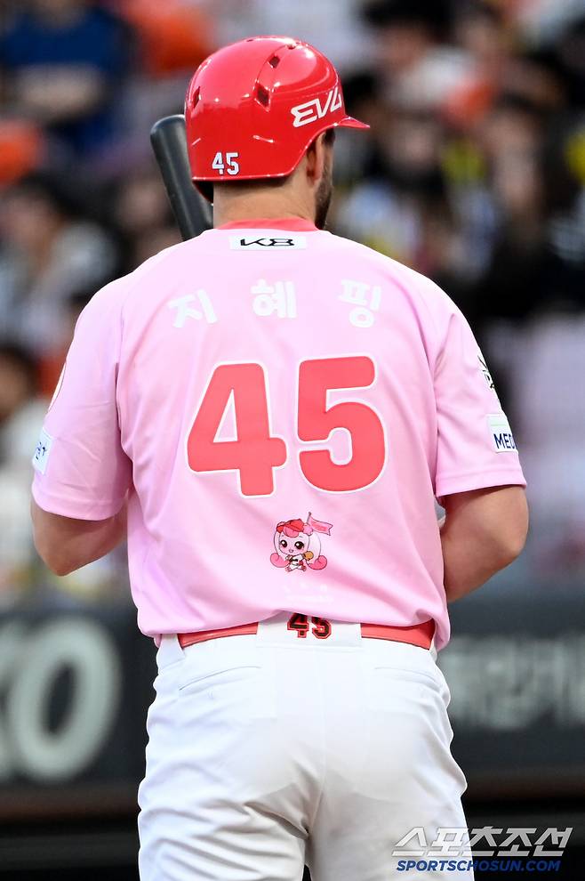 2일 광주KIA챔피언스필드에서 열린 한화와 KIA의 경기, 1회말 2사 만루 타석에 나선 KIA 위즈덤의 유니폼이 눈길을 끌고 있다. 광주=허상욱 기자wook@sportschosun.com/2025.05.02/