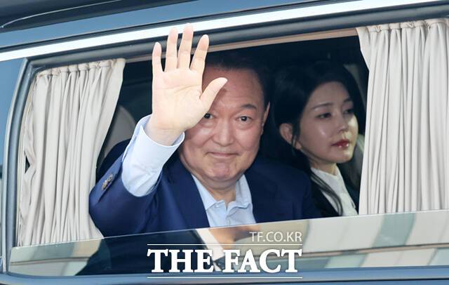 3일 경찰에 따르면 경찰청 국가수사본부 비상계엄 특별수사단(특수단)은 대통령경호처와 비화폰 서버 기록을 임의제출 받기로 하고 자료를 선별하는 과정을 진행 중이다. 사진은 윤석열 전 대통령과 김건희 여사가 헌법재판소 파면 결정 후 일주일 만인 지난달 11일 오후 서울 용산구 한남동 대통령 관저를 떠나고 있는 모습./공동취재단