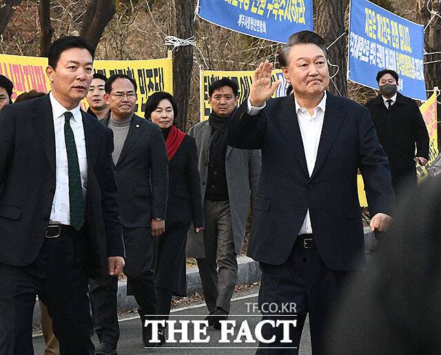 사진은 법원의 구속취소 청구 인용으로 석방된 윤석열 대통령이 지난 3월8일 오후 경기도 의왕시 서울구치소를 빠져나오며 지지자들에게 인사하고 있는 모습. 왼쪽은 김성훈 경호차장의 모습. /서예원 기자