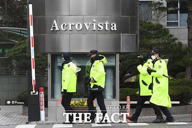 검찰은 압수수색을 통한 자료 분석에 주력하는 등 김 여사를 겨냥한 수사에 박차를 가하고 있다. 서울남부지검 가상자산범죄합동수사단(박건욱 부장검사)은 지난달 30일 서울 서초구 아크로비스타에 있는 윤 전 대통령 부부 자택과 김 여사가 운영하던 코바나컨텐츠 사무실, 코바나컨텐츠 출신 대통령실 행정관 2명의 자택 등에 대한 압수수색을 실시했다. 사진은 윤 전 대통령의 내란 우두머리 혐의 형사재판이 시작된 지난달 14일 오전 서울 서초구 아크로비스타에서 경찰들이 경비 근무를 서고 있는 모습. /서예원 기자