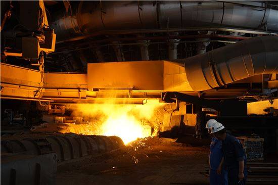 인도네시아 크라카타우포스코 고로에서 쇳물이 나오고 있다. 아시아경제DB