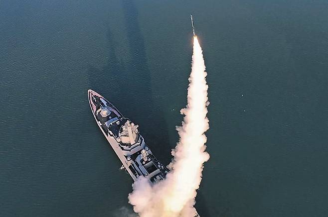 북한이 신형 다목적 공격 구축함 ‘최현’호에서 미사일을 발사하는 모습을 지난달 30일 공개했다. 조선중앙통신은 28~29일 이틀간 초음속순항미사일, 함대함전술유도무기 등의 시험 사격이 이어졌다고 보도했다. /조선중앙통신 연합뉴스