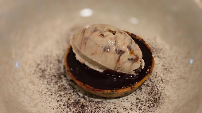 Wine chocolate tart. /STAY Seoul