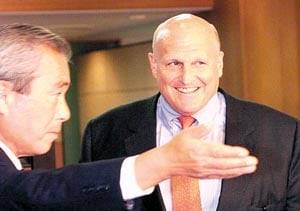 미사일 방어망 등을 협의하기 위해 한일 순방에 나선 리처드 아미티지 미 국무부 부장관이 2001년 5월 8일 일본 외무성 관계자의 영접을 받고 있다./AFP연합뉴스