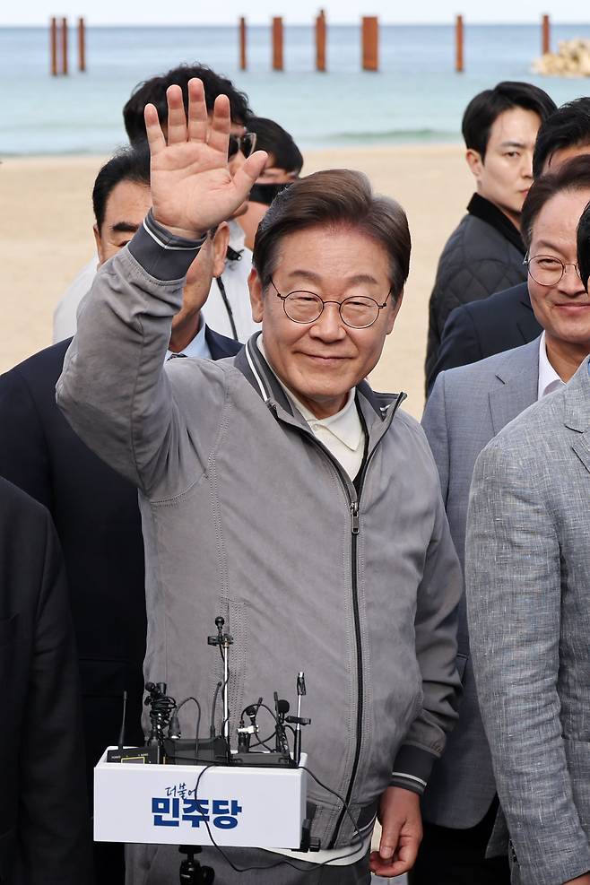 민심을 청취하는 '경청 투어'에 나선 이재명 더불어민주당 대선후보가 3일 강원도 삼척시 삼척해수욕장 인근에서 주민과 관광객들을 만난 뒤 백브리핑을 마치고 이동하고 있다./뉴시스