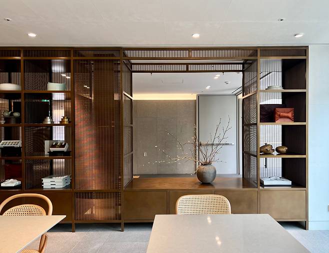 한국적 미감을 살린 하우스오브신세계 헤리티지 디저트 살롱 전경. /김은영 기자