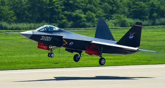 중국이 독자 개발한 5세대 스텔스 전투기 J-35. /중국군