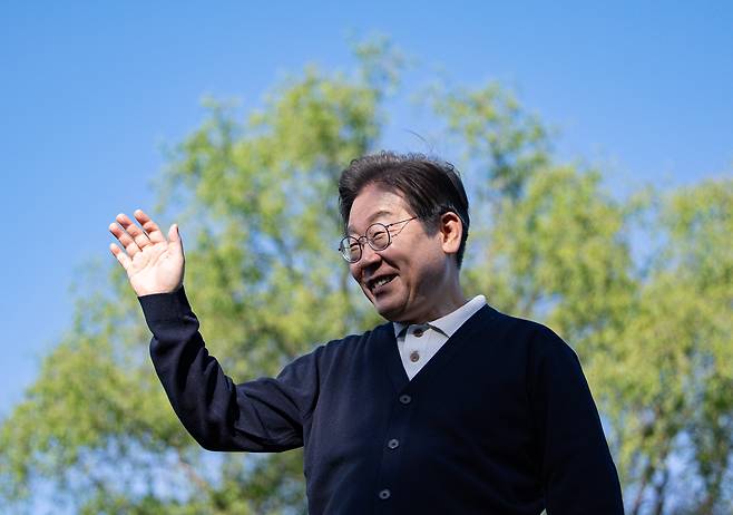 '골목골목 경청투어 : 단양팔경편'에 나선 이재명 더불어민주당 대통령 후보가 4일 오후 충북 제춘구 의림지에서 연설을 하기 위해 단상을 오르고 있다./뉴스1