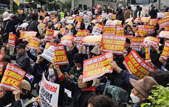 윤석열 전 대통령이 파면된 지 한 달이 다 된 연휴 첫날인 3일 서울 도심 곳곳에서 윤 전 대통령 지지 단체들과 진보단체의 집회가 열렸다. 시민단체 촛불행동이 이날 서울 서초구 대법원 인근에서 집회를 열고 있다. 연합뉴스