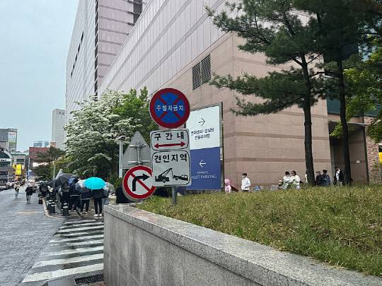 3일 오전 대전 괴정동 롯대백화점 대전점 앞에 한화이글스와 대전시 마스코트 '꿈돌이' 협업 상품을 구매하려는 고객들이 줄을 서고 있다. 인터넷 커뮤니티 갈무리