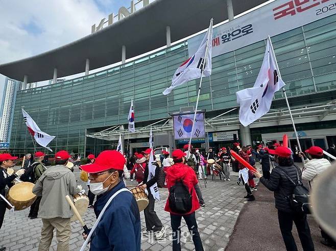김문수 국민의힘 후보 지지자들이 3일 '국민의힘 제5차 전당대회가 열린 오후 경기 고양시 킨텍스 앞에서 북과 장구를 치며 김문수 후보를 응원하고 있다. ⓒ데일리안 오수진 기자