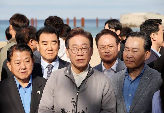 민심을 청취하는 '경청 투어'에 나선 이재명 더불어민주당 대선 후보가 3일 강원도 삼척시 삼척해수욕장 인근에서 주민과 관광객들을 만난 뒤 백브리핑을 하고 있다. ⓒ뉴시스