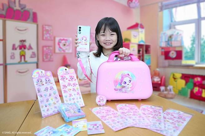 LG유플러스 모델이 캐치! 티니핑 굿즈 세트를 소개하는 모습(자료사진)ⓒLG유플러스