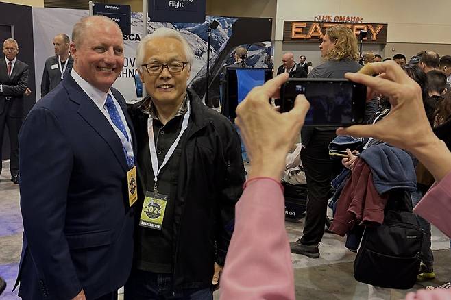 버크셔해서웨이 그레그 에이블 비보험(non-insurance) 총괄부회장(왼쪽)이 2024년 3월 한 주주의 사진 촬영 요청에 응하고 있다. AP=뉴시스