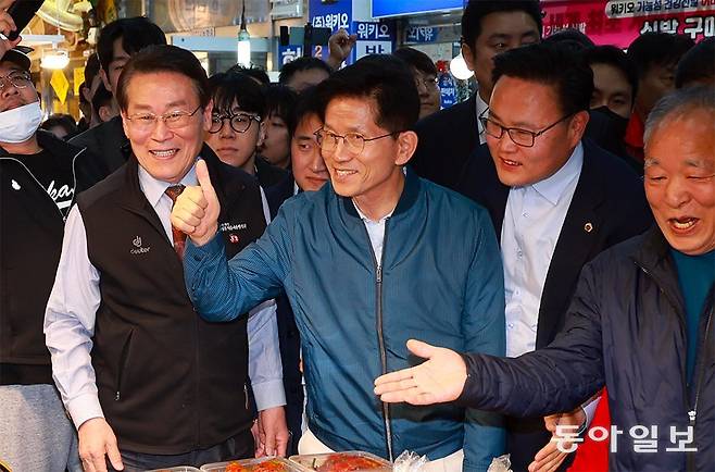 4일 경기 의정부시 의정부제일시장을 방문한 김 후보가 상인을 향해 엄지를 들어 보이있다. 김 후보는 한 전 총리와의 단일화와 관련해 “가급적 넓은 폭으로 모든 분이 참여하는 것이 바람직하다고 생각한다”고 말했다. 의정부=박형기 기자 oneshot@donga.com