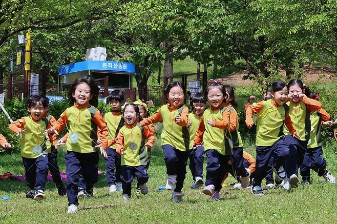 어린이날 연휴를 사흘 앞둔 4월 29일 인천 부평구 원적산공원에서 야외학습 나온 어린이들이 즐거워하며 달리고 있다. 연합뉴스 제공