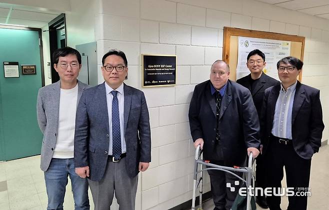 아주대와 미국 뉴욕주립대가 뉴욕주에 '아주대-SUNY ESF 지속가능 물질 및 에너지 연구센터'를 설립하고 기념 촬영했다.