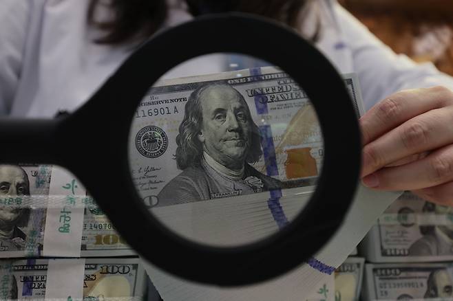 (서울=연합뉴스) 임화영 기자 = 최근 미국 달러화가 약세가 이어지며 달러예금이 다시 증가하고 있는 가운데 21일 서울 중구 하나은행 위변조 대응센터에서 직원이 달러화를 정리하고 있다. 도널드 트럼프 미국 대통령의 관세 정책에 따라 경기 침체 우려가 커지면서 달러 가치가 하락하자 투자자들이 '저가 매수'에 나선 것으로 보인다. 21일 금융권에 따르면 5대 은행(KB국민·신한·하나·우리·NH농협)의 지난 17일 기준 달러예금 잔액은 607억4천400만달러로 집계됐다. 이는 지난달 말의 580억2천만달러보다 4.7% 증가한 수준이다. 한편 미국 달러화 대비 원화 환율은 1,419.70이다. 2025.4.21     hwayoung7@yna.co.kr