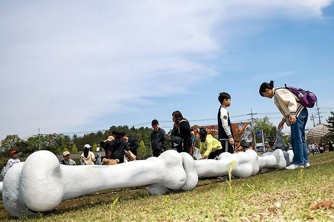 4일 오후 경기 연천군 전곡리에서 '제32회 연천 구석기 축제'가 열리고 있다. 사진=김경수 기자