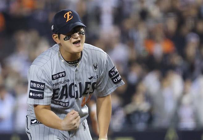 잠실야구장에서 열린한화 이글스와 두산 베어스의 경기 9회말 2사 2루 상황에서 한화 김서현이 두산 조수행을 삼진으로 잡아낸 후 포효하고 있다. 뉴스1