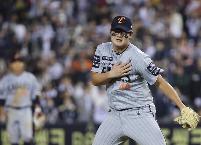 한화 이글스와 두산 베어스의 경기 9회말 2사 2루 상황에서 한화 김서현이 두산 조수행을 삼진으로 잡아낸 후 포효하고 있다.뉴스1