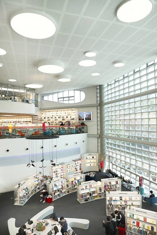 의정부 여행의 대명사로 떠오르고 있는 ‘의정부미술도서관’. 책과 문화, 예술이 어우러진 건축물로 개방감이 큰 공간이다. 박미향 기자