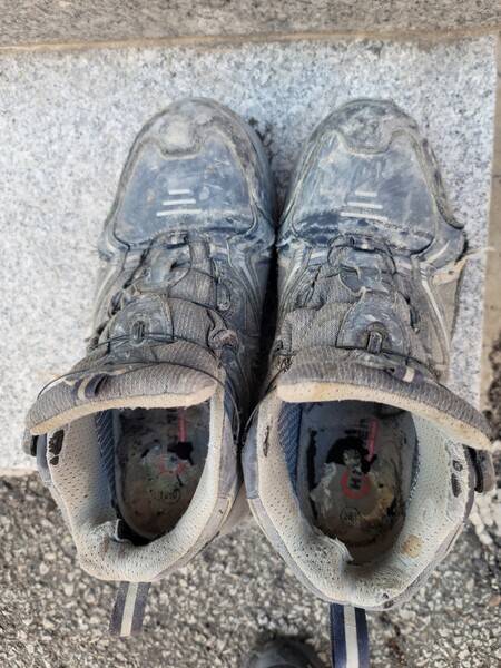 나재필씨가 건설 현장에서 일할 때 신는 안전화.