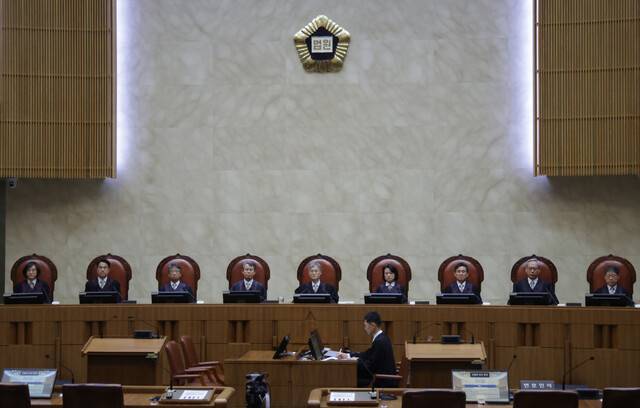 조희대 대법원장을 비롯한 대법관들이 5월1일 오후 이재명 더불어민주당 대통령 후보의 공직선거법 사건 전원합의체 선고를 위해 서울 서초구 대법원 대법정에 입장해 있다. 사진공동취재단