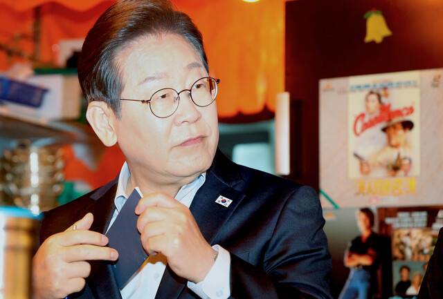 이재명 민주당 대선 후보가 5월1일 서울 종로구의 한 포차 식당에서 ‘당신의 하루를 만드는, 보이지 않는 영웅들’이란 주제로 배달 라이더, 택배 기사 등 비전형 노동자들과 간담회를 하고 있다. 공동취재사진