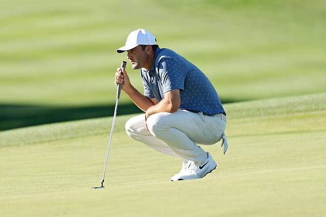 스코티 셰플러(미국)가 4일(한국시각) 미국 텍사스주 매키니의 TPC 크레이그 랜치에서 열린 미국프로골프(PGA) 투어 더 CJ컵 바이런 넬슨 대회 3라운드 9번 그린에서 퍼팅 라인을 보고 있다. 매키니/AFP 연합뉴스