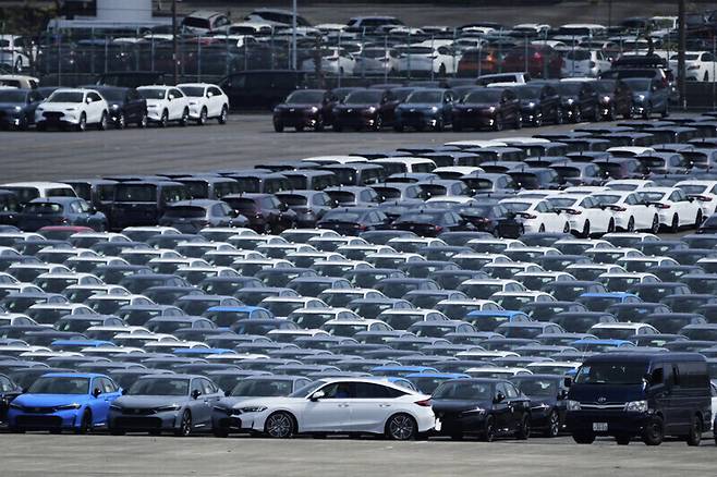 지난 8일 일본 요코하마 한 항구에서 수출 차량들이 모여 있다. AP 연합뉴스