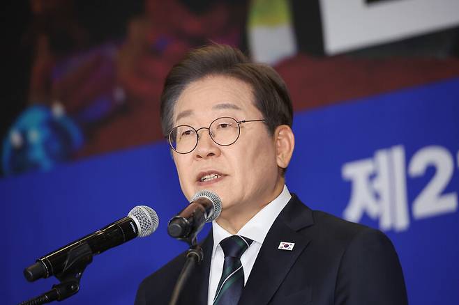 이재명 더불어민주당 대선 후보가 지난 30일 서울 여의도 국회 의원회관에서 열린 더불어민주당 제21대 대통령선거 \'진짜 대한민국\' 중앙선거대책위원회 출범식에서 연설하고 있다. 연합뉴스