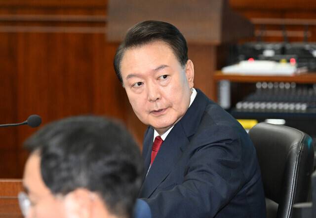 윤석열 전 대통령이 지난달 21일 서울 서초구 서울중앙지법에서 열린 내란 우두머리 혐의 형사재판 2차 공판에 출석해 있다. 사진공동취재단