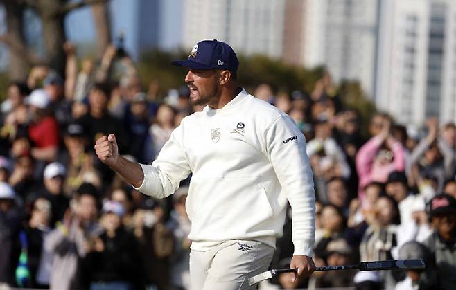 브라이슨 디섐보가 4일 인천 송도 잭니클라우스 골프클럽 코리아에서 열린 ‘LIV골프 코리아’ 4라운드에서 장거리 버디 퍼트를 성공시킨 뒤 포효하고 있다. 인천/로이터 연합뉴스