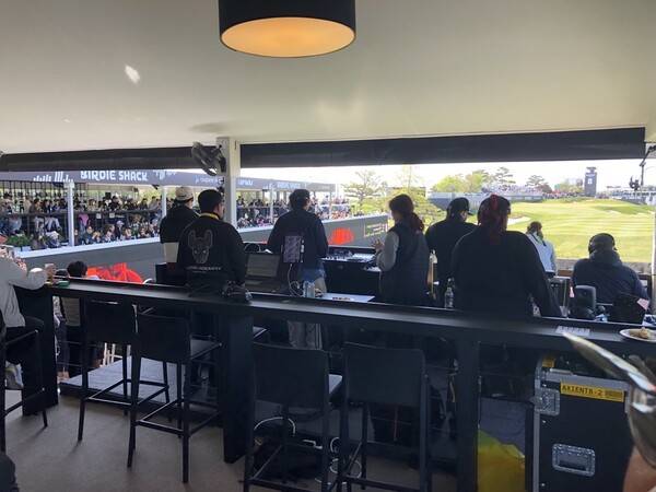 4일 인천 송도 잭니클라우스 골프클럽 코리아 8번 홀(파3)에 마련된 ‘파티 존’에서 팬들이 음악을 들으며 경기를 지켜보고 있다.