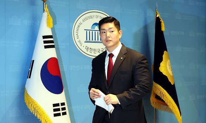 김재섭 국민의힘 의원이 2024년 12월11일 국회 소통관에서 윤석열 대통령의 탄핵을 찬성하는 기자회견을 열었다. 김경호 선임기자 jijae@hani.co.kr