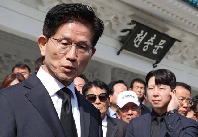 김문수(맨 왼쪽) 국민의힘 대선 후보가 4일 서울 동작구 국립서울현충원에서 현충탑 참배를 마친 뒤 취재진 질문에 답하고 있다. 뉴스1