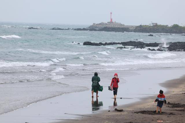 강풍에 비까지 내린 지난 3일 오후 제주시 삼양해수욕장을 찾은 시민들이 산책하고 있다. 연합뉴스